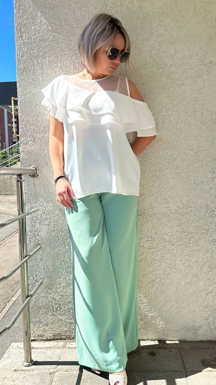 Блуза с воланами и открытым плечом белого цвета MODLAV ML4268-1