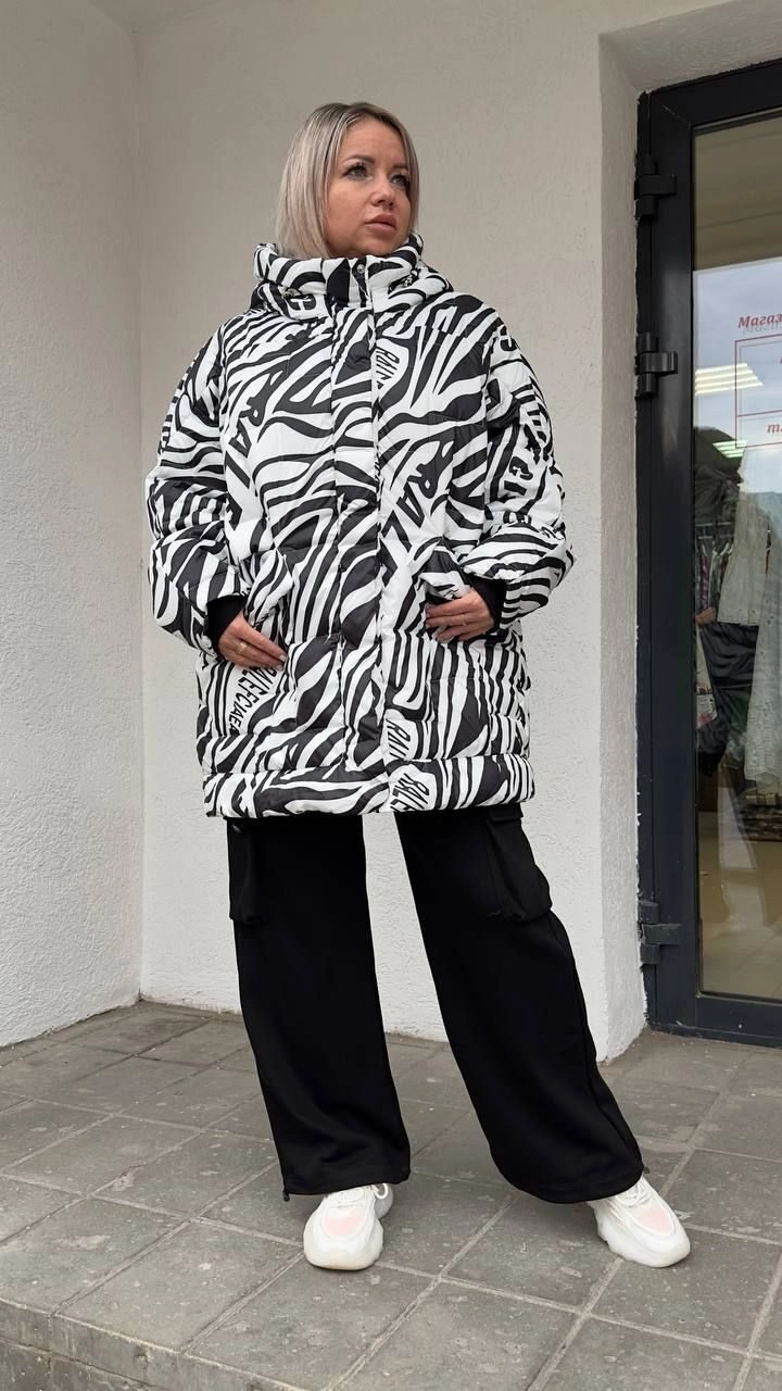 Куртка стильная свободная зимняя черно-белого цвета MODLAV ML4499-25